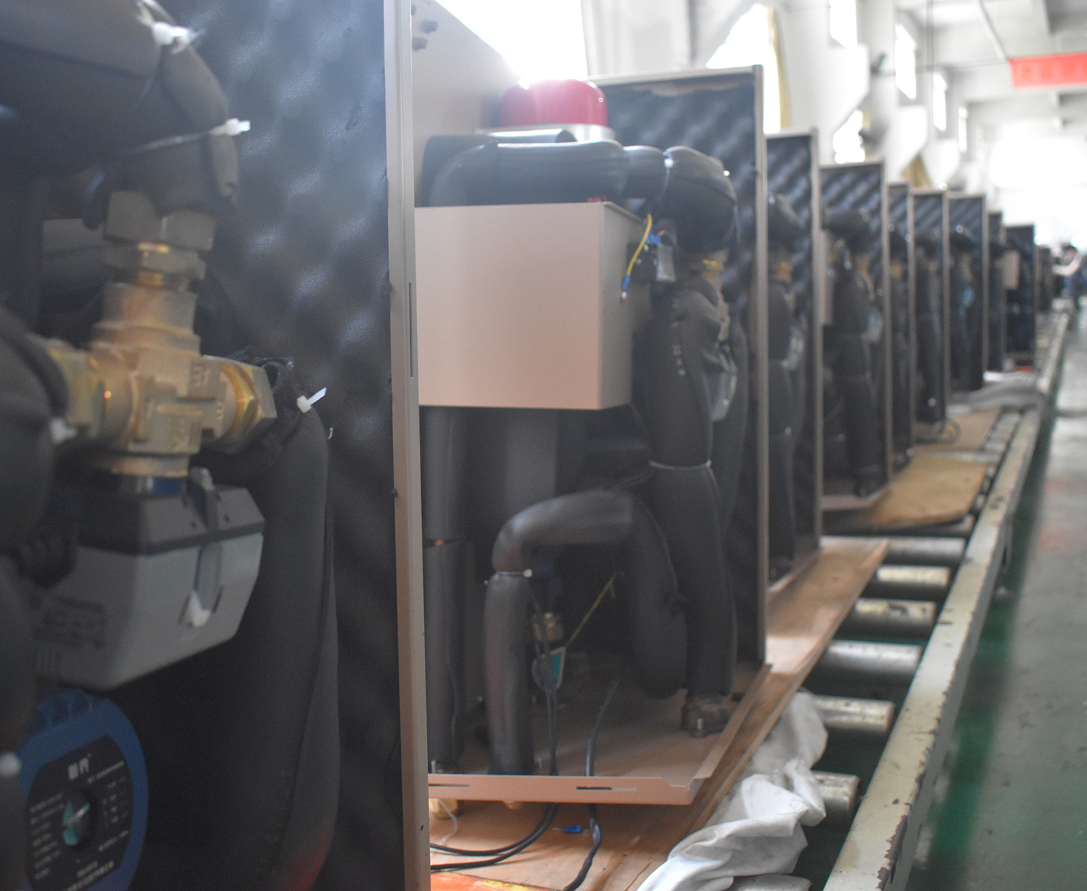 Indoor Unit of R32 Air Cooling House Heated Domestic Hot Water Split DC Inverter Air to Water Heater Heating Pump Geyser in Production Line